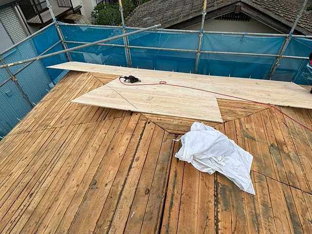 合板張り前の屋根面